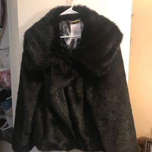 Jennifer Lopez black fur-like coat!